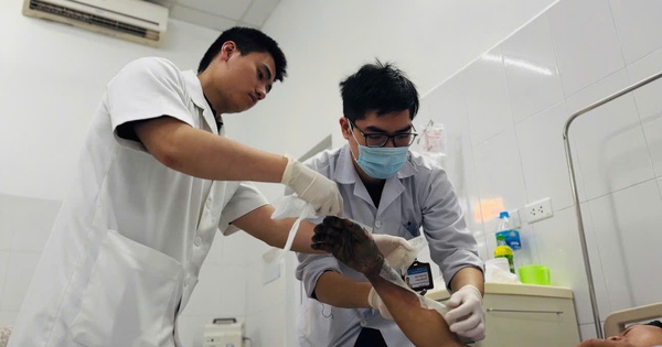 Người đàn ông 37 tuổi thoát chết thần kỳ sau khi bị điện giật, tay phải cháy đen