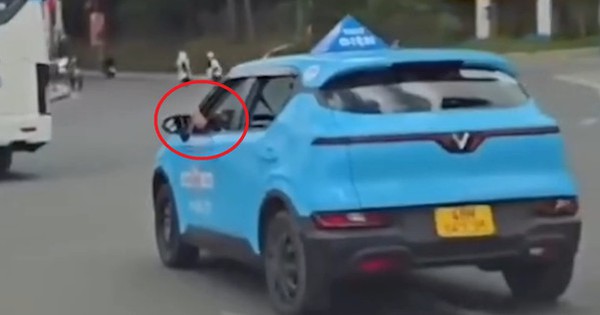 Đà Lạt: Tài xế taxi vừa lái xe, vừa gác chân lên cửa sổ