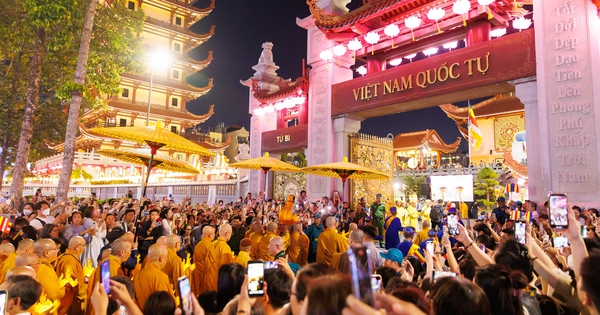 Lễ rước kiệu Đức Phật suốt 4km tại TP.HCM: Người dân đứng dọc 2 bên đường, chắp tay bày tỏ lòng thành kính