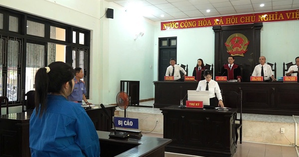 Đưa điện thoại cho nhân viên ngân hàng khi giao dịch, nhiều người bị lừa