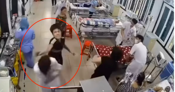 Camera ghi lại cảnh con trai bệnh nhân đánh liên tiếp vào đầu nhân viên y tế BV Đa khoa Nam Định