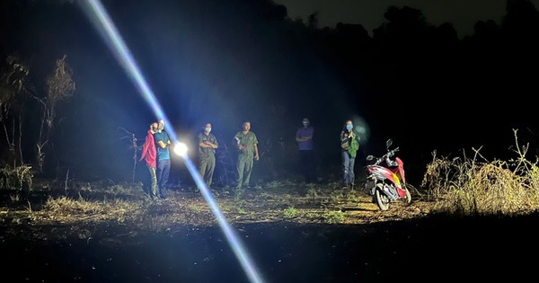 Điều tra nguyên nhân người đàn ông tử vong trong tư thế quỳ gối giữa rừng ở Bình Dương
