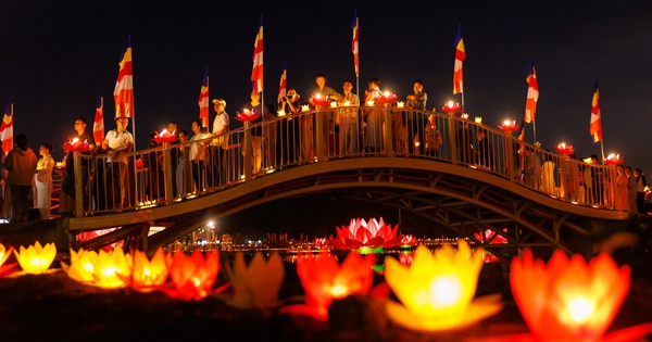 TP.HCM: 35.000 hoa đăng rực sáng, hàng ngàn người dân thành kính cầu an