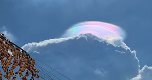 Mây ngũ sắc đôi xuất hiện sau lễ rước xá lợi Phật trên đỉnh núi Bà Đen