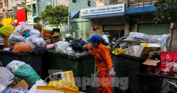Rối bời ngày đầu "cân rác tính tiền" ở TPHCM