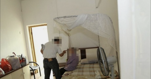 Con trai ném ghế gãy tay mẹ đẻ