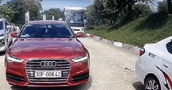 CLIP: Xe khách tụt dốc không phanh, tông liên hoàn ở bán đảo Sơn Trà