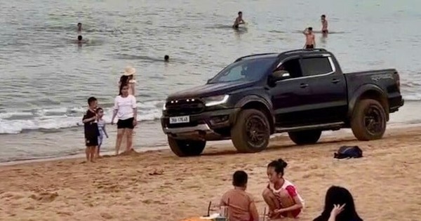 Lái xe bán tải chơi ngông phóng ào ào, bóp còi inh ỏi trên bãi biển đông người