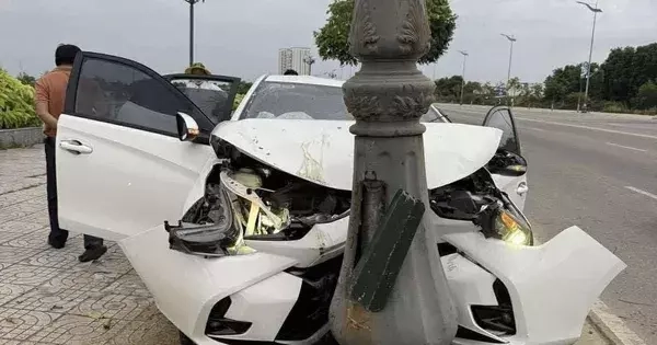 Ô tô biến dạng khi tông trụ đèn, 3 người nhập viện