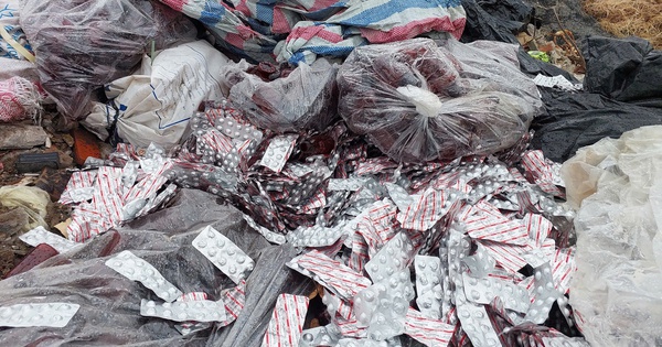 Đà Nẵng: Phát hiện số lượng lớn thuốc tân dược bị vứt bỏ bên đường