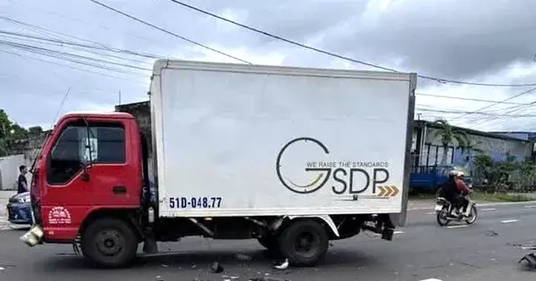 Xe máy biến dạng sau va chạm với xe tải, một người tử vong