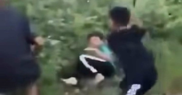 Nam sinh Bình Định bị đánh dã man dù quỳ gối xin tha: Lời khai của nhóm đánh bạn