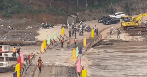 Phú Thọ: Cắt khẩn cấp cầu phao Phong Châu để đảm bảo an toàn cho người dân