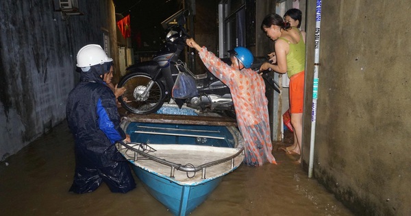 Bão số 1 gây mưa lớn, người dân Đà Nẵng trắng đêm chạy lụt giữa mùa hè
