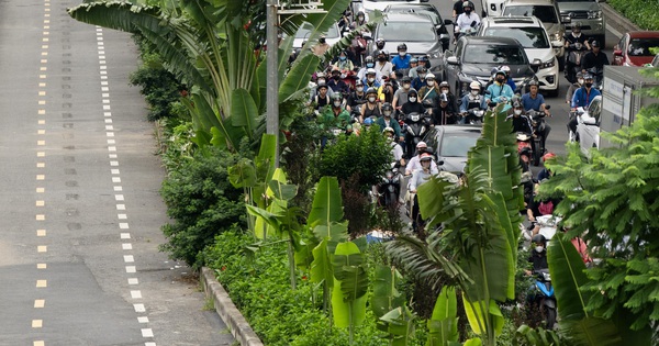 Cảnh tượng lạ tại tuyến phố ở Hà Nội: Một bên ùn tắc, một bên vắng bóng người