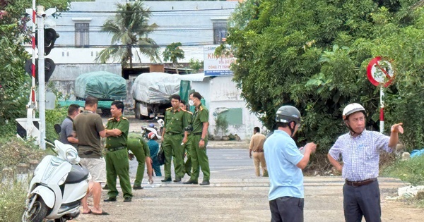 CLIP: Khoảnh khắc cuối khi 2 người lao xe máy qua đường sắt ở Phú Yên
