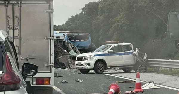 Tai nạn kinh hoàng trên trên cao tốc Hà Nội - Hải Phòng, xe tuần tra bị biến dạng