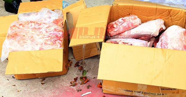 Bí mật khủng bên trong kho đông lạnh in dòng chữ "hàng phế phẩm thanh lý..."