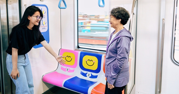 Chiến dịch lạ trên metro số 1 khiến hành khách ấm lòng
