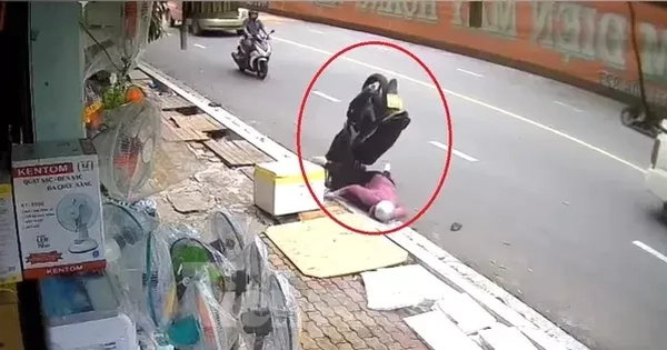 [CLIP] Người phụ nữ và xe máy lộn nhào, cắm đầu giữa đường