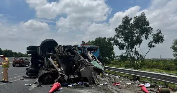 Hiện trường 3 xe ô tô hư hỏng nặng sau vụ tai nạn trên cao tốc Hà Nội- Hải Phòng