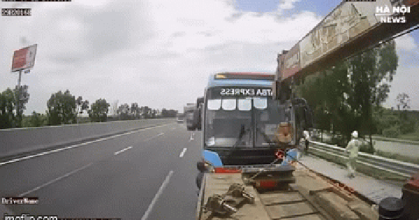 Kinh hoàng khoảnh khắc xe đầu kéo tông vào xe khách và xe cứu hộ trên cao tốc Hà Nội - Hải Phòng khiến 2 tài xế tử vong