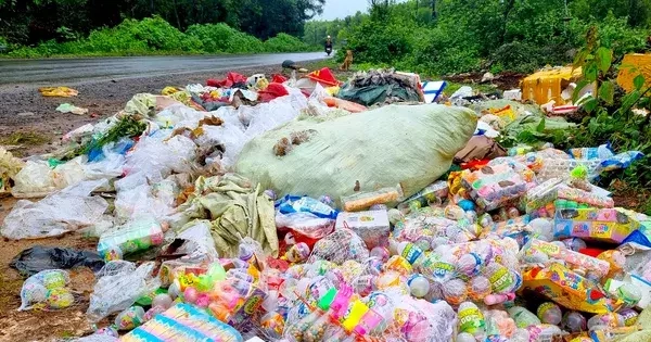 Bánh kẹo, đồ chơi trẻ em bị vứt thành đống dọc đường vắng TP Pleiku