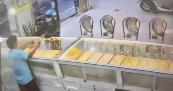 Đưa xấp tiền hỏi mua nhẫn 5 chỉ rồi cầm vàng bỏ chạy