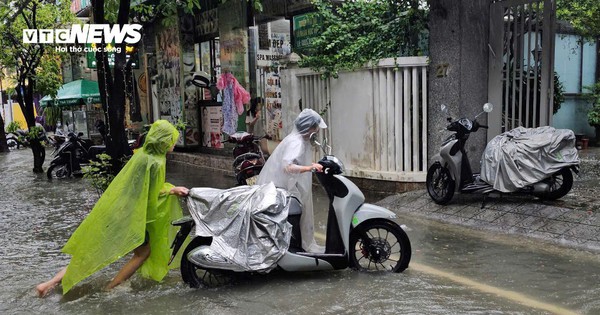 Lũ lên nhanh, nhiều vùng từ Huế đến Quảng Bình ngập trong nước
