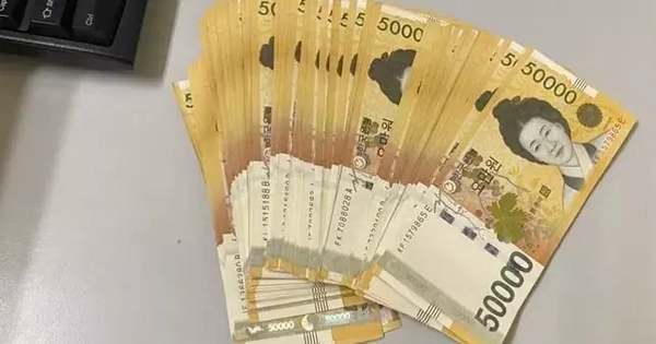 Khách Hàn Quốc quên cả bọc tiền ở sân bay Nội Bài