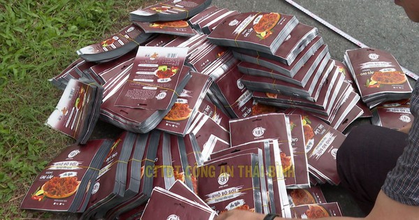 Cận cảnh những gói khô bò sợi, heo cháy tỏi, khô gà cay không rõ nguồn gốc: Thu giữ hơn 60.000 sản phẩm, 2 tấn vỏ bao bì