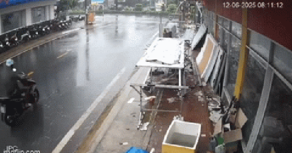 Kẻ cướp tiệm vàng ngã xe khi tẩu thoát, bị bắt vẫn thản nhiên bưng cơm ăn