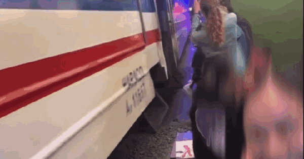 Video: Khách tây suýt gặp nạn ở phố cà phê đường tàu