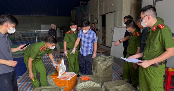 Bắt xe container chở 20 tấn lòng heo, dồi sụn, thịt... không rõ nguồn gốc