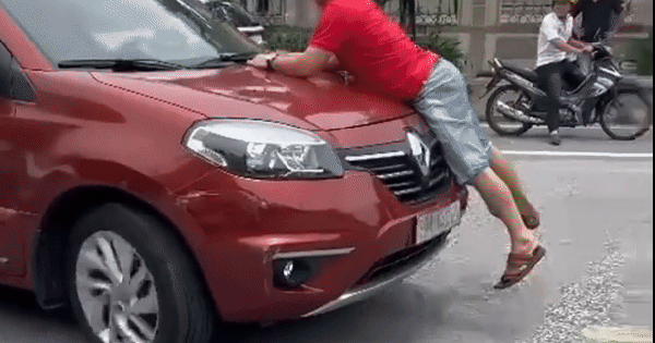 Clip người đàn ông áo đỏ bám trên nắp capo ô tô lao trên đường: Hé lộ chuyện giữa 2 người đàn ông