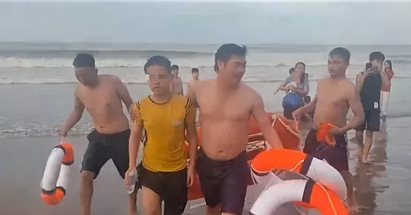 Trưởng công an xã cùng người dân lao mình giữa sóng dữ cứu nam sinh đuối nước