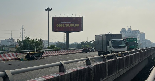 Xe máy chở trái cây va xe thư báo trên cầu Bình Lợi, 1 người tử vong