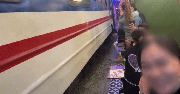 Vụ khách Tây suýt bị tàu cán: Cảnh tượng bất ngờ ở phố cà phê đường tàu Hà Nội khi công an đến kiểm tra