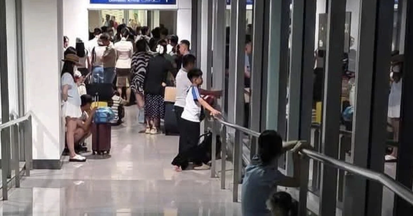 Hành khách bay đêm phản ánh bị "mắc kẹt" ở hành lang sân bay Tân Sơn Nhất