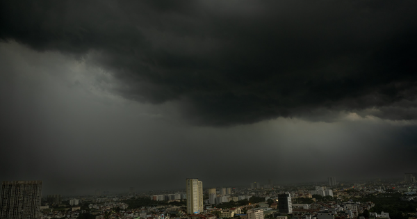 Mây đen phủ kín bầu trời, thời tiết Hà Nội đổi chiều bất ngờ khiến người dân mừng thầm: “Mưa rồi, đỡ nóng rồi!”