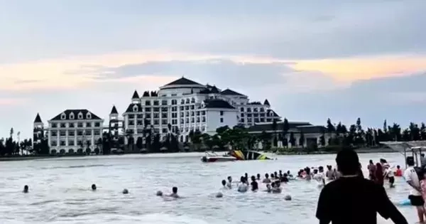 Dù lượn chao đảo rồi rơi xuống biển Hạ Long, du khách hoảng loạn