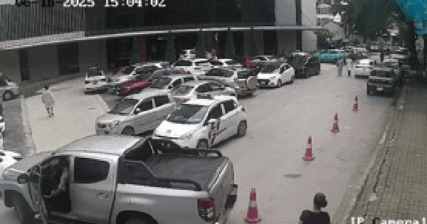 Xe bán tải lùi, hất văng người phụ nữ đi bộ trong viện: Tình trạng sức khỏe của nạn nhân