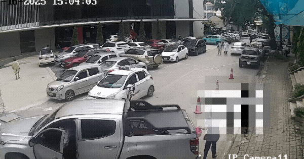 Nhân chứng kể lại khoảnh khắc kinh hoàng khi người phụ nữ bị xe bán tải cuốn vào gầm ngay trong khuôn viên bệnh viện ở Hà Nội