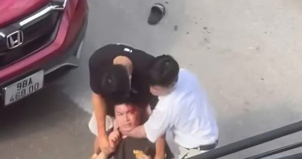 Hai cha con vừa đánh người chảy máu đầu vừa hỏi "mày biết tao là ai không?"