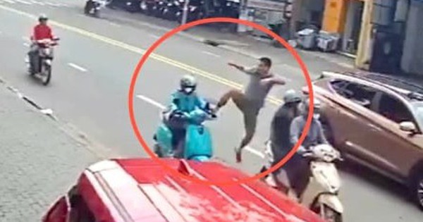 Nữ tài xế xe ôm bị người đàn ông đi ô tô đạp ngã giữa đường ở Bình Dương