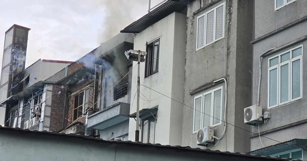 Hà Nội: Cháy lớn tại nhà dân, cột khói bốc cao hàng chục mét khiến người hoảng loạn