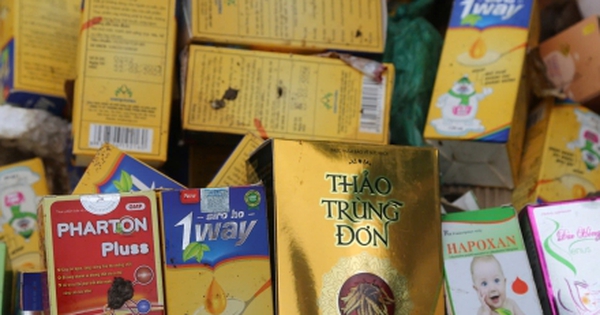 Hàng nghìn hộp thực phẩm chức năng hết hạn bị vứt ra bãi rác ở Quảng Ninh