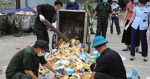 Cận cảnh hàng nghìn hộp thực phẩm chức năng bị đổ bỏ ngổn ngang ở bãi rác tại Quảng Ninh