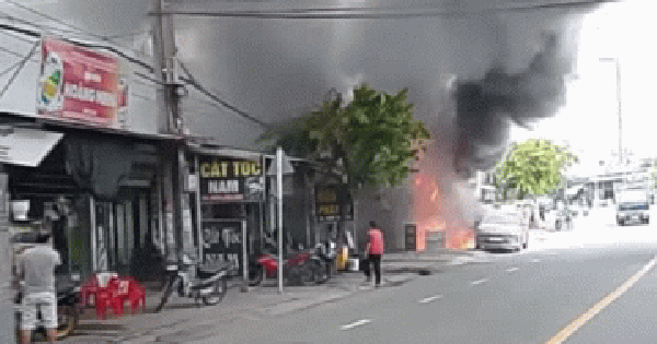 Clip chồng đổ xăng trước cửa dọa vợ, không ngờ sát vách có bếp: Lửa bùng lên gây cháy lớn