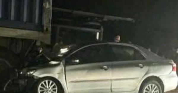 Ô tô con tông đuôi xe tải đang đỗ, 5 người cùng gia đình thương vong